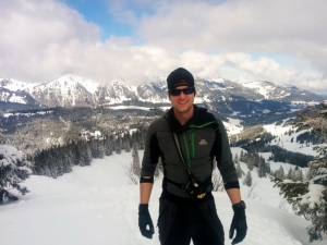 Bei schweißtreibenden Aktivitäten an kalten Tagen ist das Eclipse Hooded Zip Tee von Mountain Equipment genau die richtige Wahl. Hier zum Beispiel beim Skitourengehen.