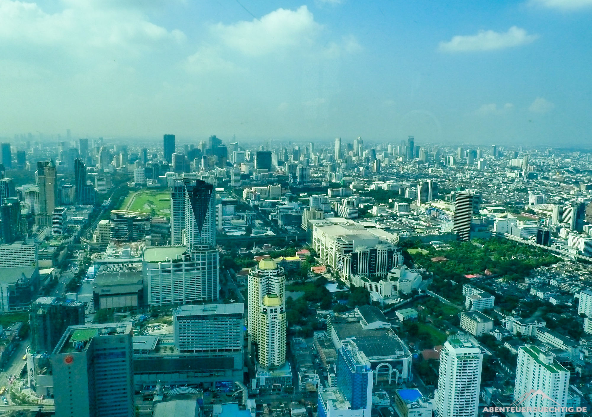 Blick auf Bangkok während des Frühstücks.